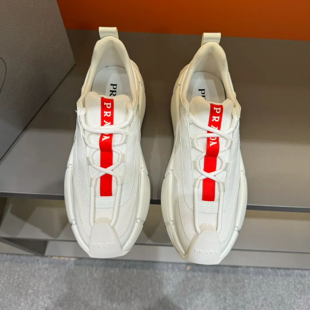P460 PRADA/Prada men's lace-up leather casual sports shoes, the upper is made of cowhide leather and breathable mesh. It is soft, comfortable and breathable. The tongue is decorated with the PRADA brand letter logo. The thick rubber sole echoes the red label tongue. The style is fashionable and elegant. The details are carefully crafted. A casual sports shoe with a super western style and excellent breathability! Code number 38-45 (45 customized)
